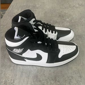 Women’s air Jordan. White and Black. Size 8.5